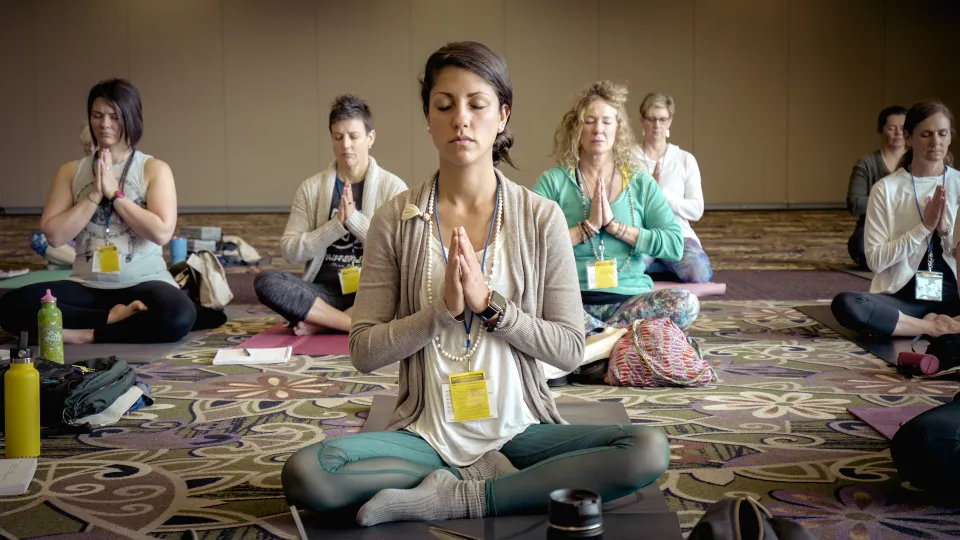 Yoga-Sirsasana-Clases-de-yoga-para-colectivos-desfavorecidos