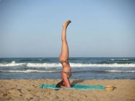 yoga-beach-en-estudio-sirsasana