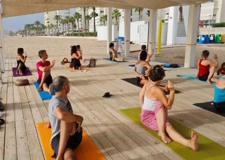 yoga en la playa de Urbanova estudio sirsasana