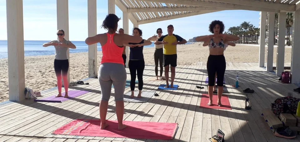 Yoga en la playa de arenales del sol Estudio Yoga Sirsasana