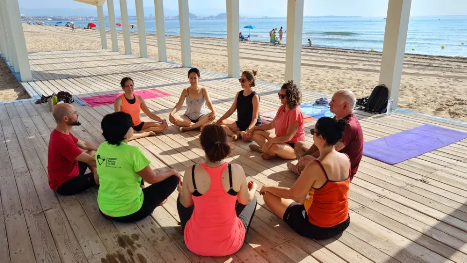Yoga en la playa de Arenales del Sol 