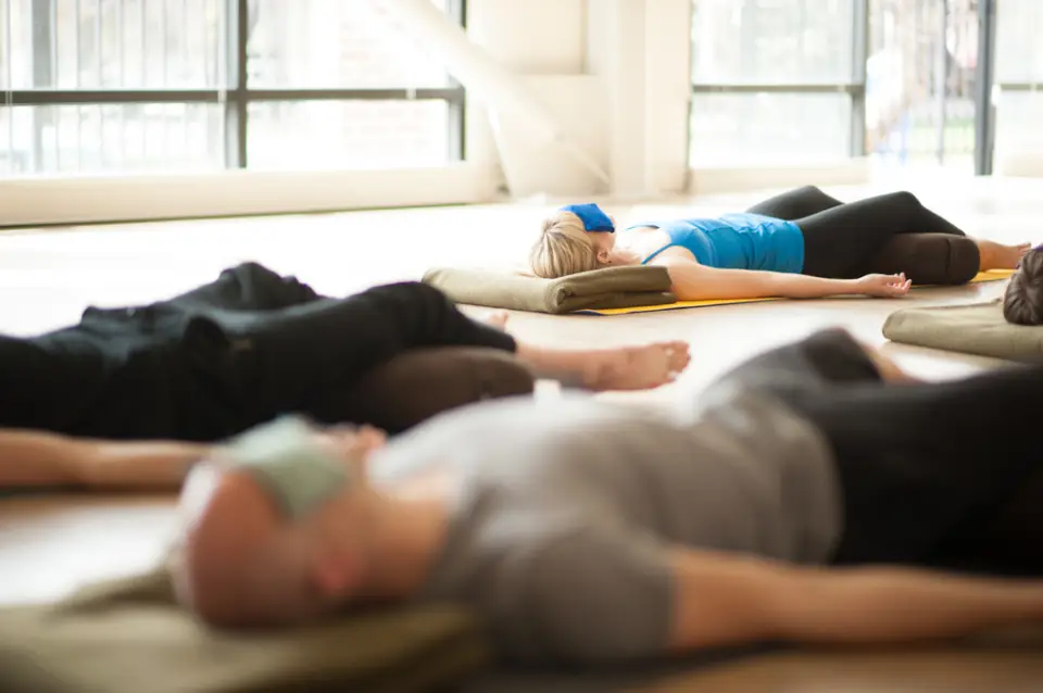 Yoga-Nidra-en-yoga-estudio-Sirsasana