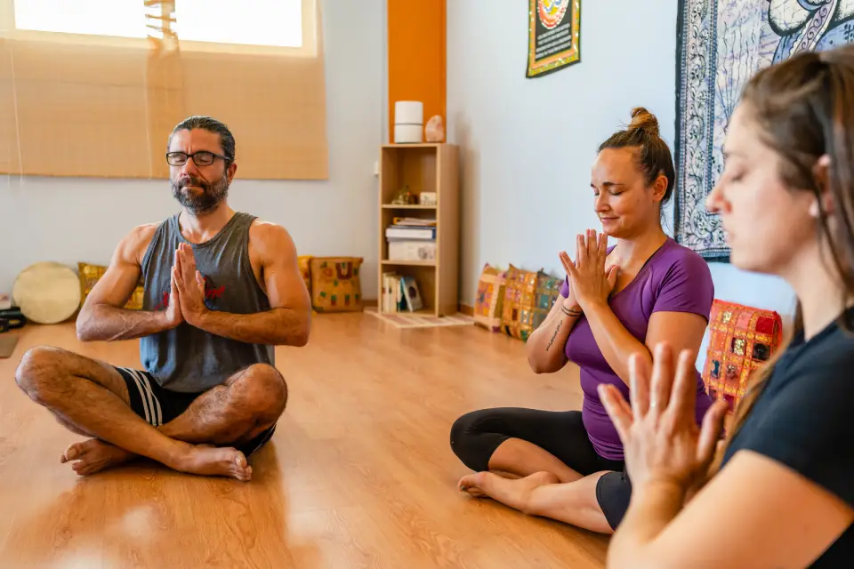 Clase de meditación en Yoga sirsasana