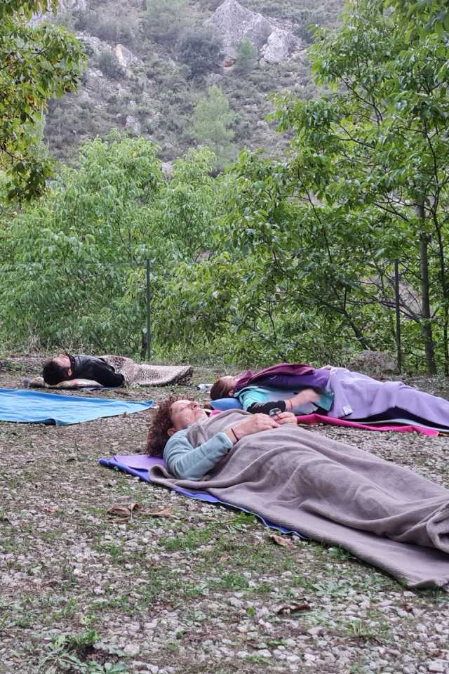 yoga sirsasana retiro yoga y aventura acampada